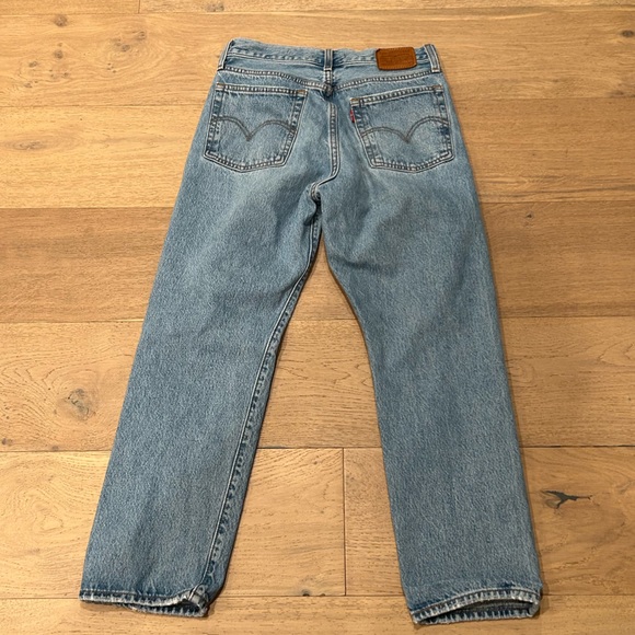 EUC Size 27 Wedgie straight distressed Levi’s. - Picture 4 of 4